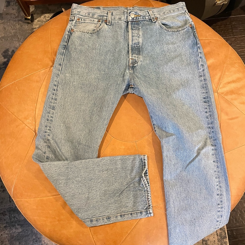 light wash levi 501s W34 L30
